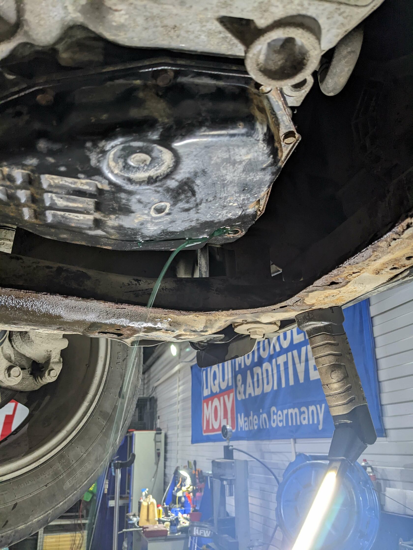 Проверка уровня масла через пробку