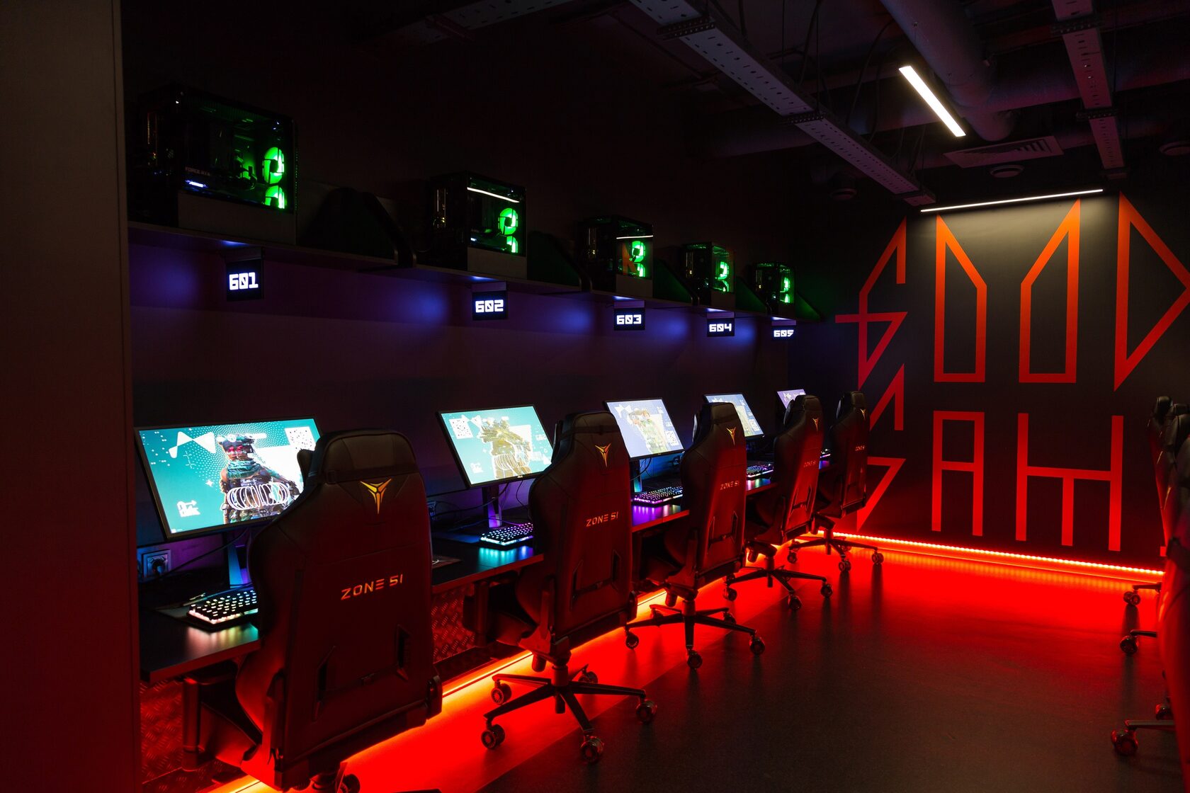 кресла в компьютерном клубе