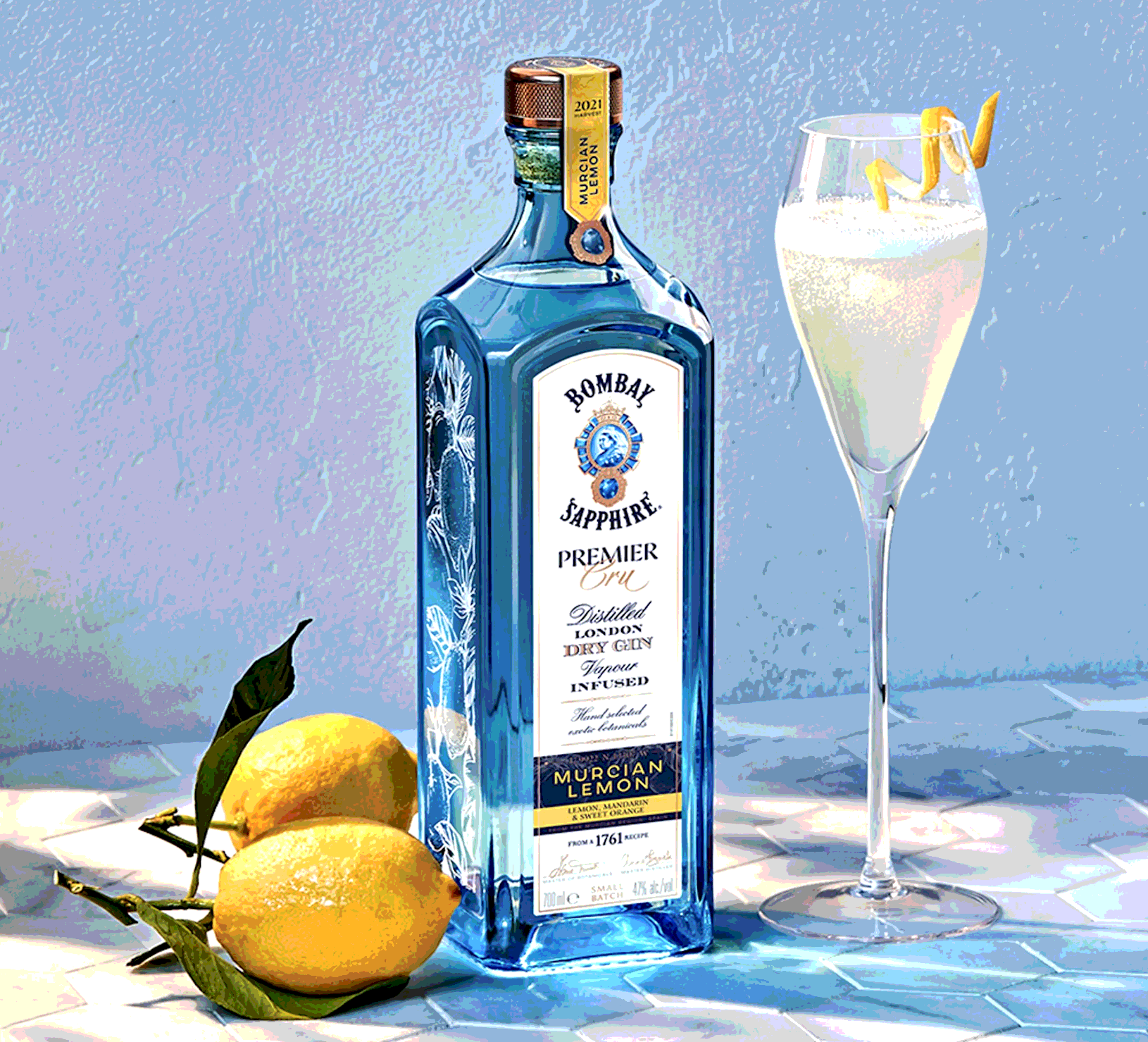 Джин напиток сколько градусов. Джин Бомбей сапфир. Bombay Sapphire Premier Cru. Голландский Джин. Джин Бомбей сапфир этикетка.