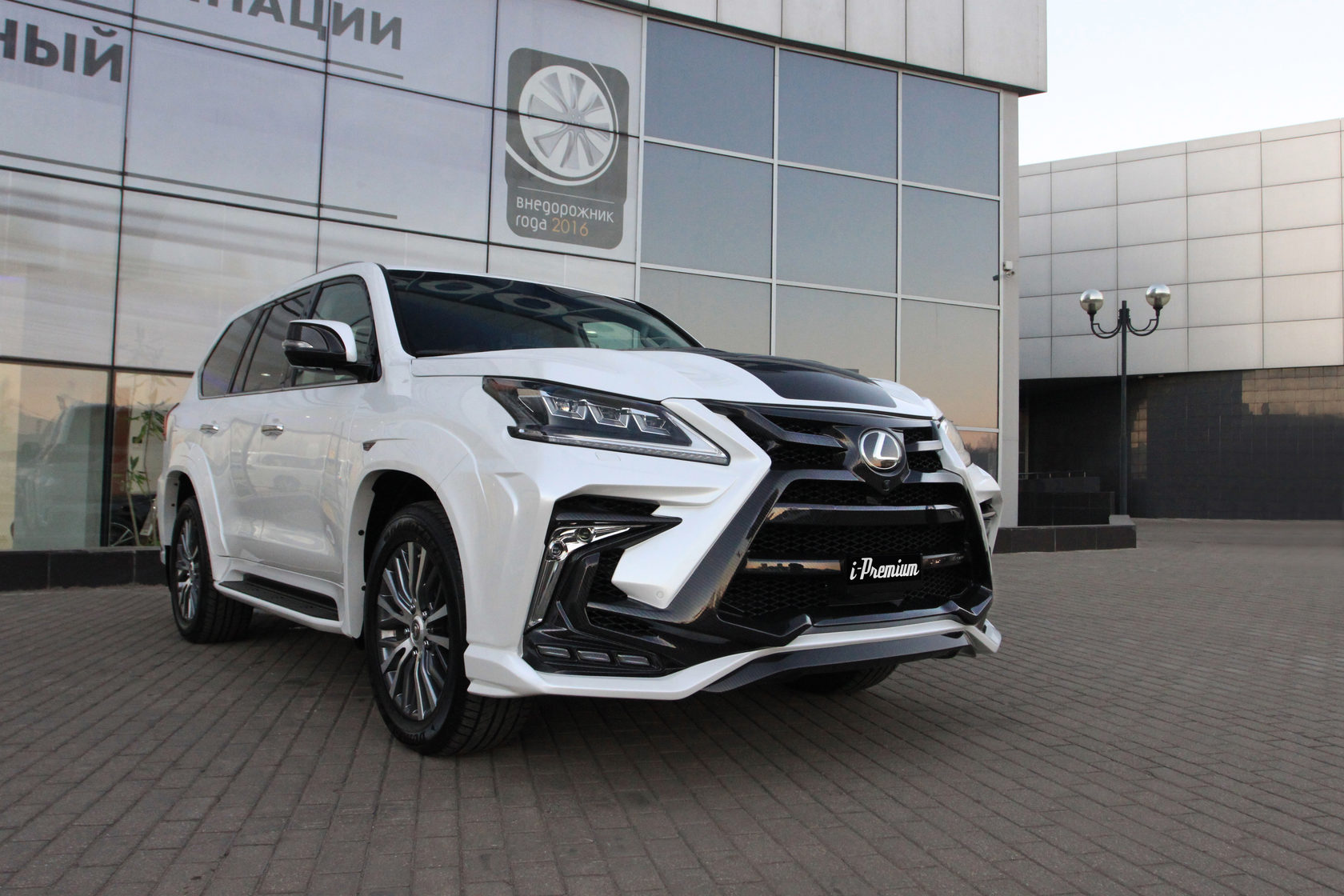 Аэродинамический обвес Khann на Lexus LX 570 Khann белый кузов, установка  обвеса Хан на Лексус ЛХ 570 в тюнинг ателье