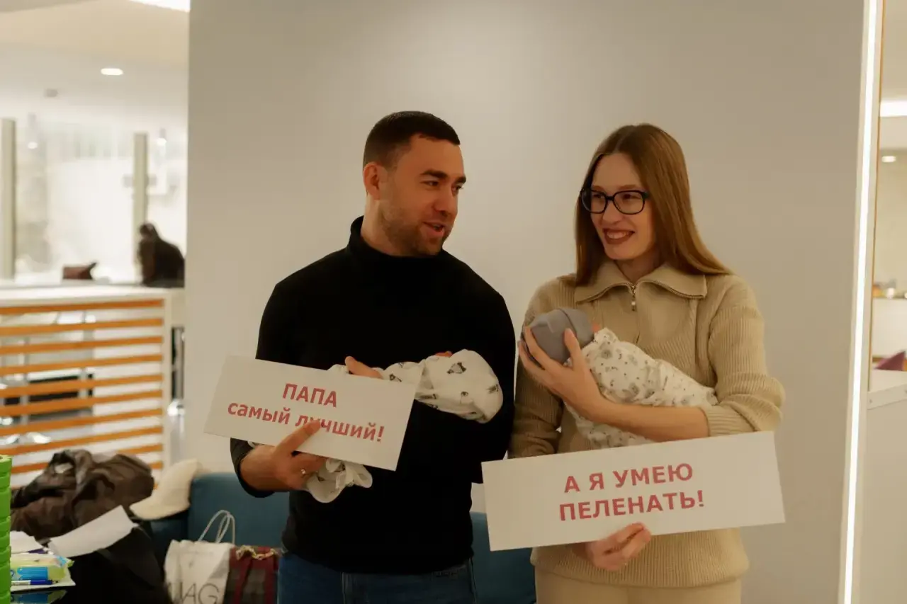 Молодые родители с манекенами на мероприятии