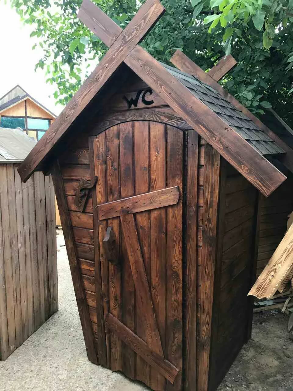 Дачный туалет под старину из натурального дерева