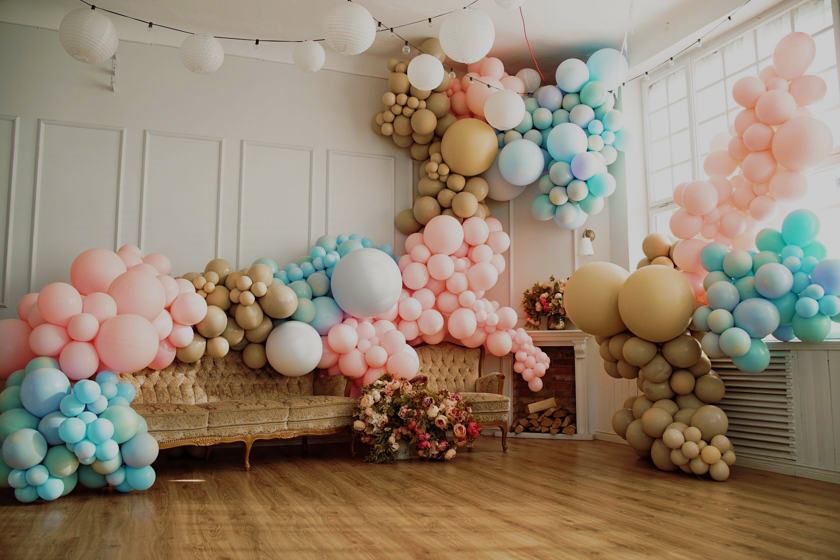 Шары на полу. Украшение шарами. Украшение праздника шарами. Украшение комнаты шарами. Воздушные шары в комнате.
