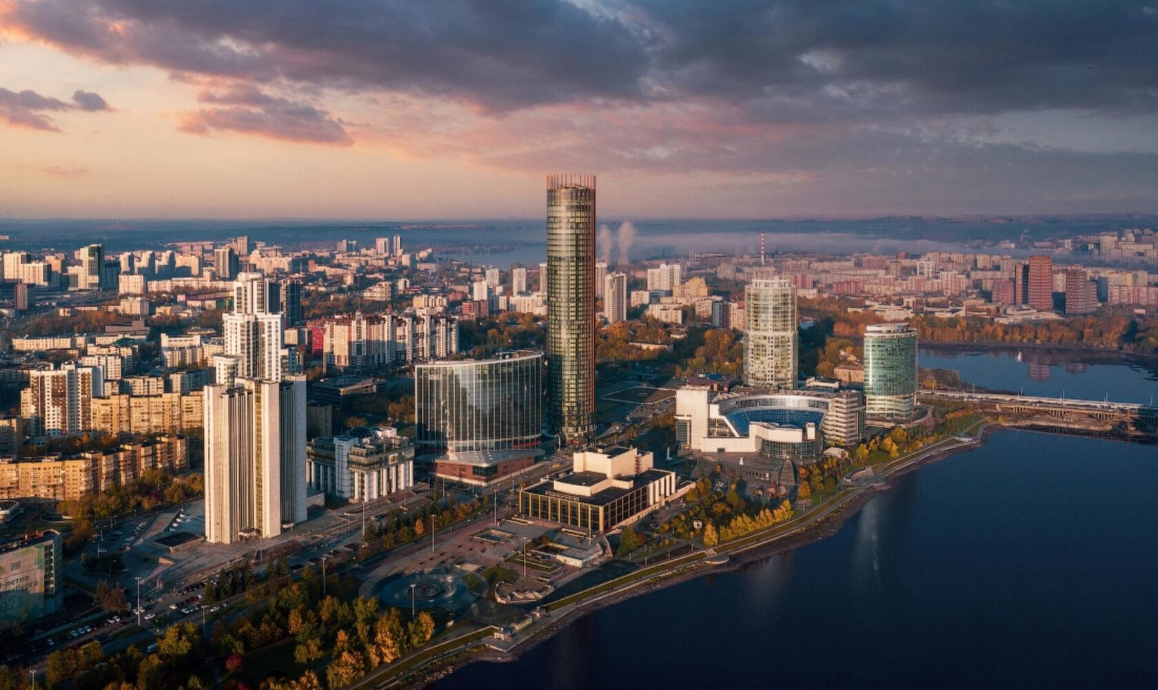 Панорама Екатеринбурга с высотными зданиями и городским прудом