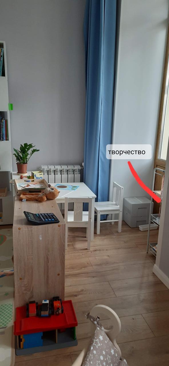 Низкий стол и стул для ребёнка появляются уже к году