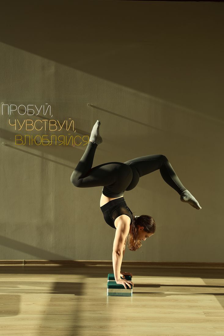 Стойка на руках в зале