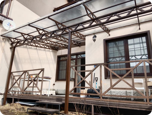 Навес-пристройка, место для отдыха на открытом воздохе