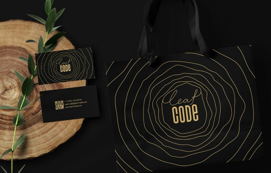 Фирменный пакет с логотипом Leaf Code: Черный фирменный пакет с золотым логотипом Leaf Code, символизирующий стиль и элегантность бренда