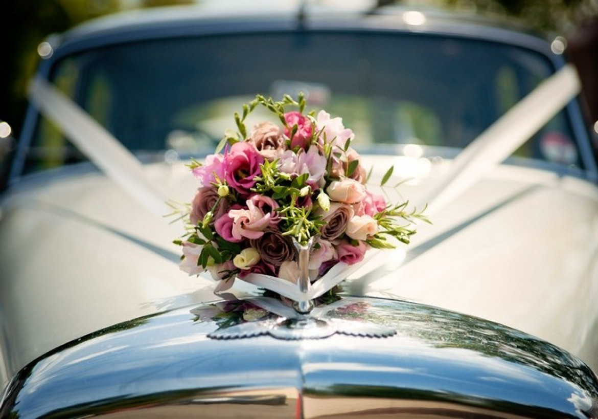 Flower car. Украшение машины на свадьбу. Украшение машины на свадьбу цветами. Украшение свадебного кортежа живыми цветами. Свадебный букет в машине.