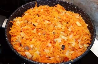 Приготовление печеночного торта из куриной печени с морковью и луком: шаг 10