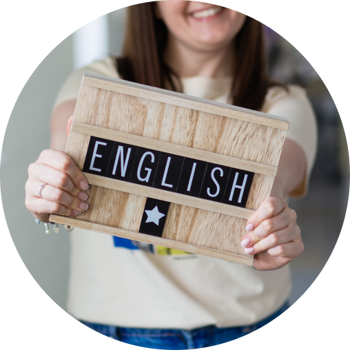 Табличка "английский язык" в руках