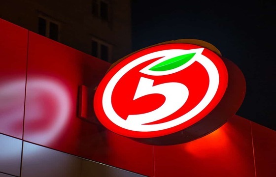 Вывеска на кронштейне для супермаркета