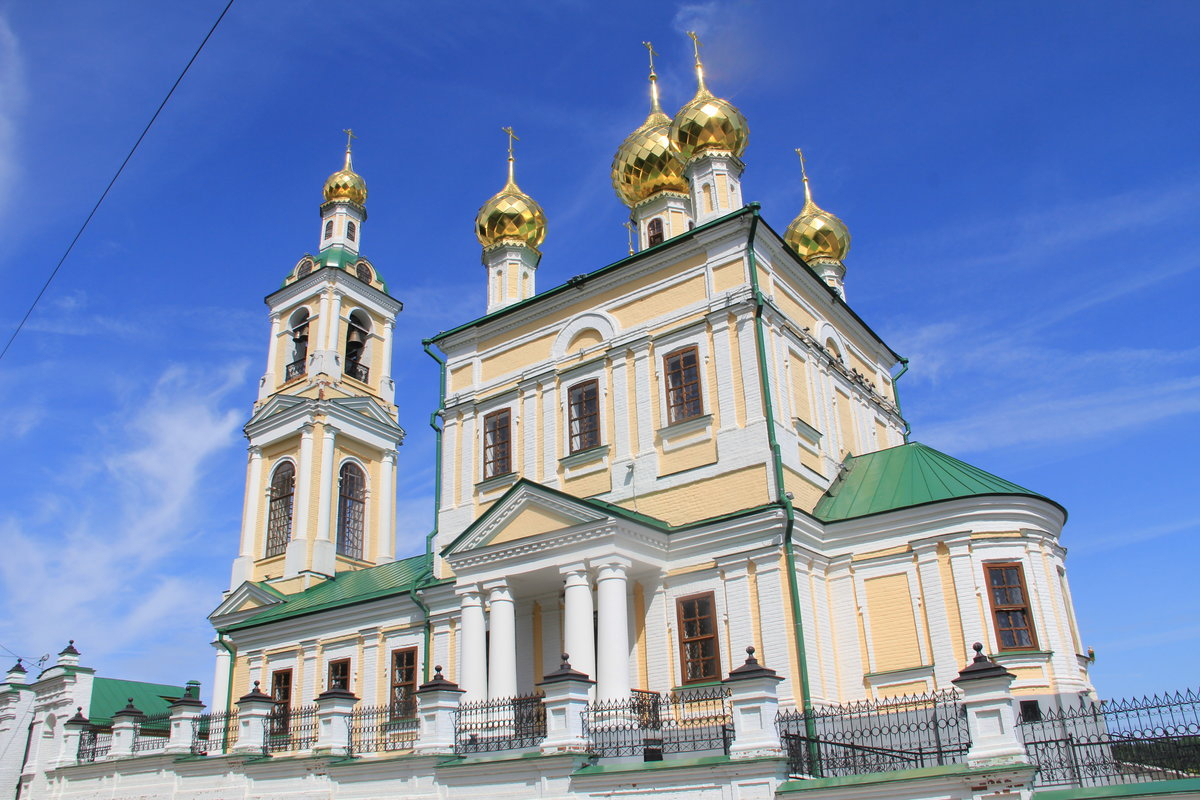 Православные храмы закрыты. Троицкая Церковь Плес. Троицкая и Введенская церкви в Плесе. Троицкая Церковь (1808), Плес. Каменная Воскресенская Церковь в Плесе.