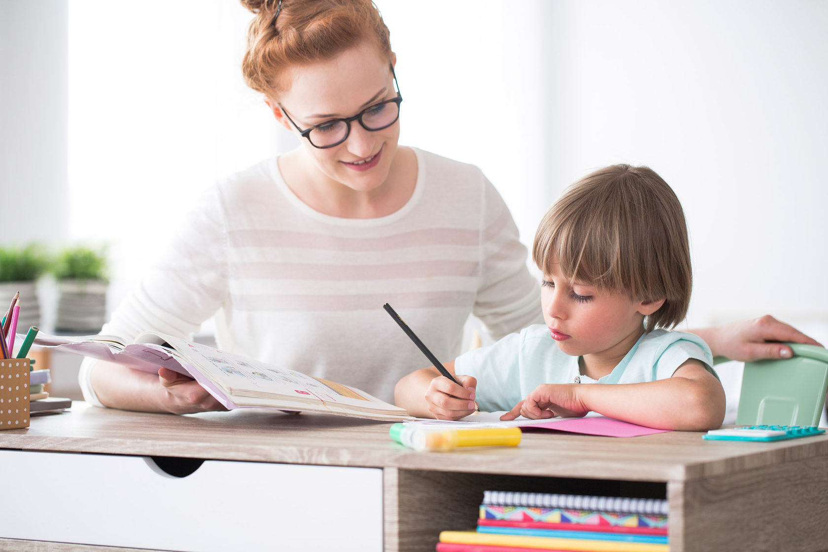 My sister is doing her homework. Брат помогает сестре делать уроки. Sister helping brother. Sister help.