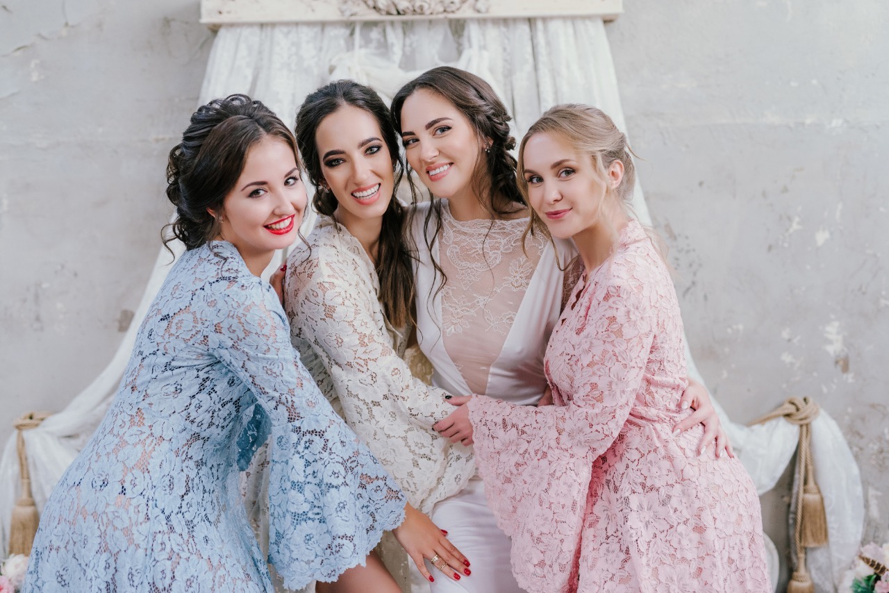 Ruki devocke v belom platye. пропаганда белое платье. вечеринка в белом идеи образа одежды. пропаганда белое платье. группы оттенков.