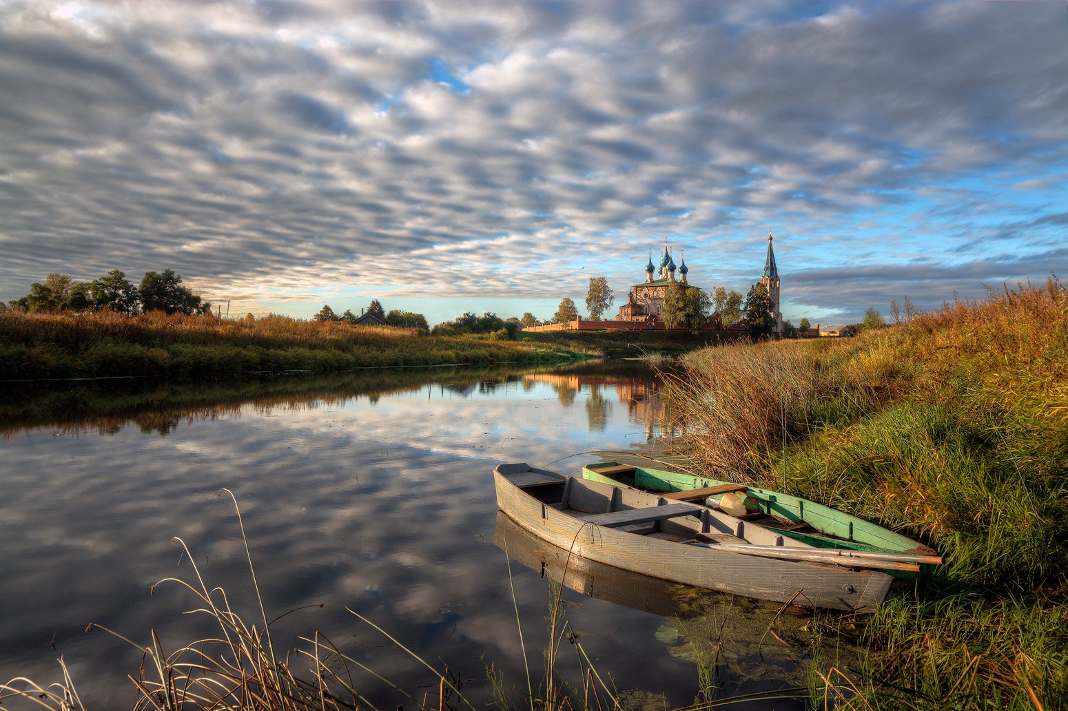 Статичные пейзажи. Река Волга лодка. Осенний Плес Волга катер. Пейзаж с лодкой. Красивые пейзажи с лодкой.