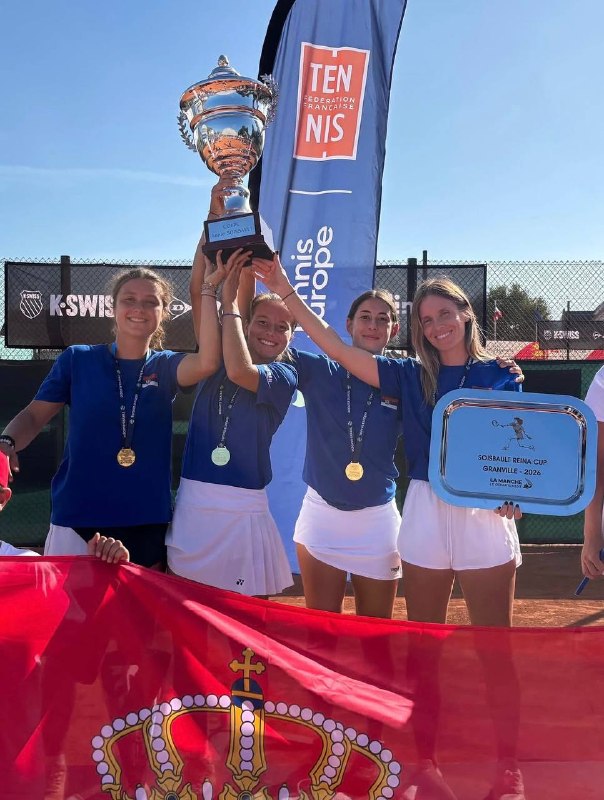 Serbiens U18-Juniorinnen, Europameister, mit Trainerin Milana Spremo