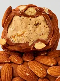 Карамельный рулет с кремом и цельным миндалём — срез
