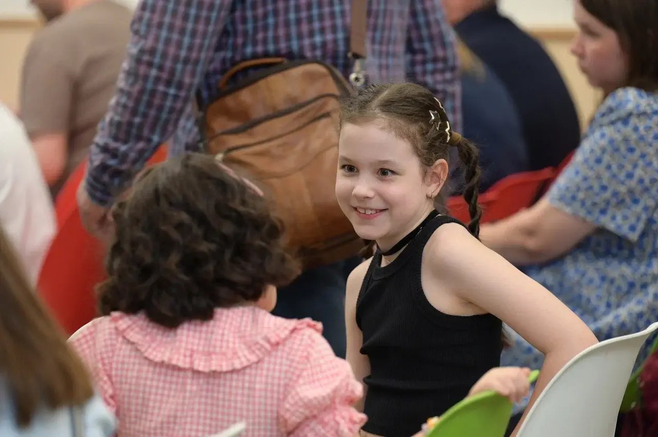 Две маленькие девочки на празднике