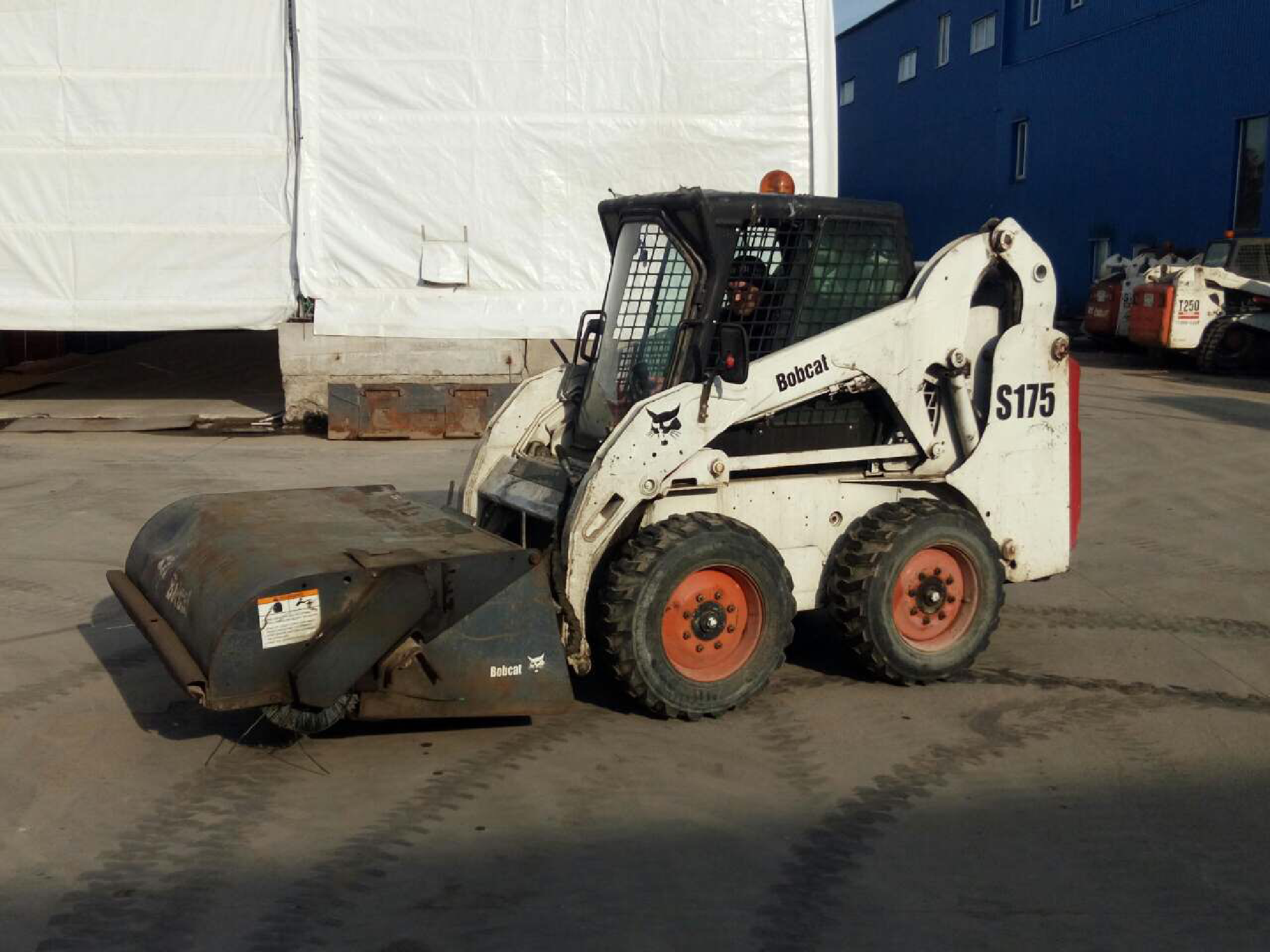 Бобкеты. Мини погрузчик Bobcat s175. Bobcat s175 кабина. Bobcat s175 щетка. Bobcat s5370.