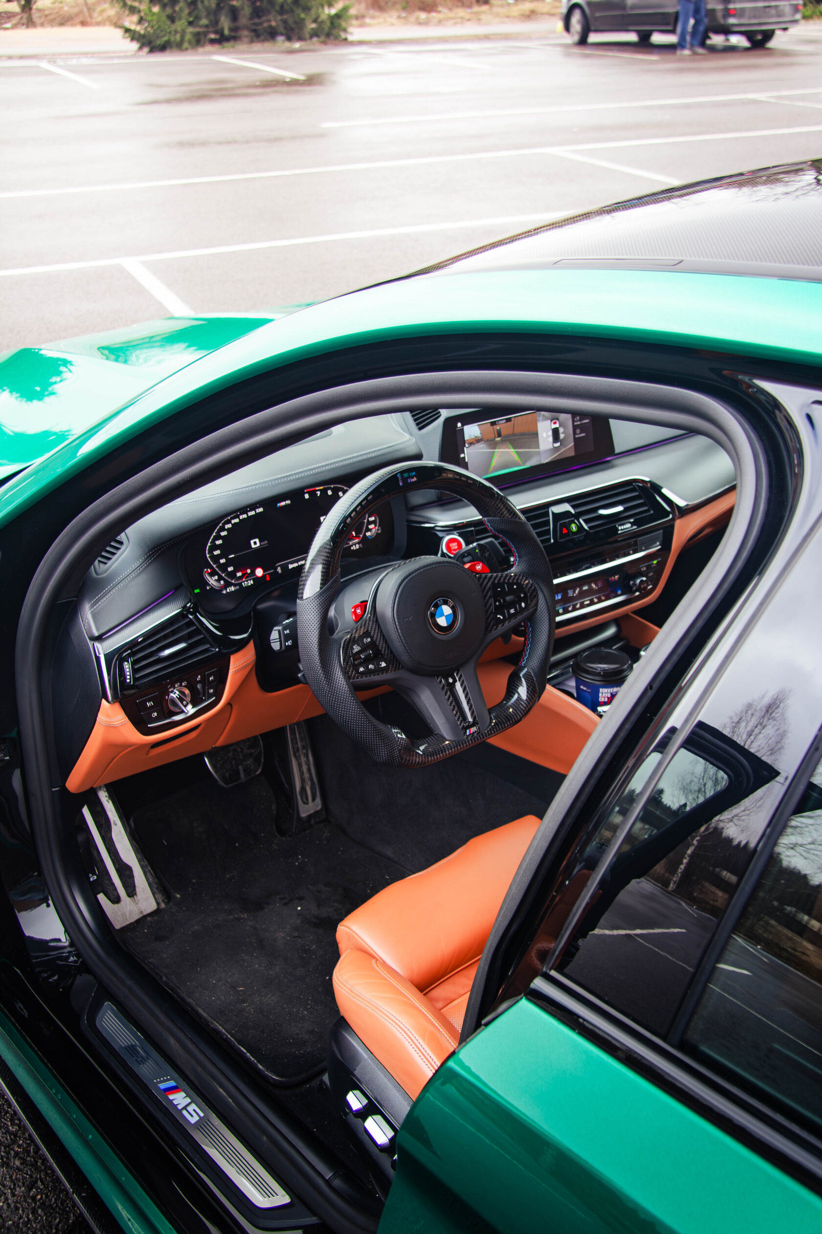 Интерьер BMW M5 — карбоновый руль и кожаный салон