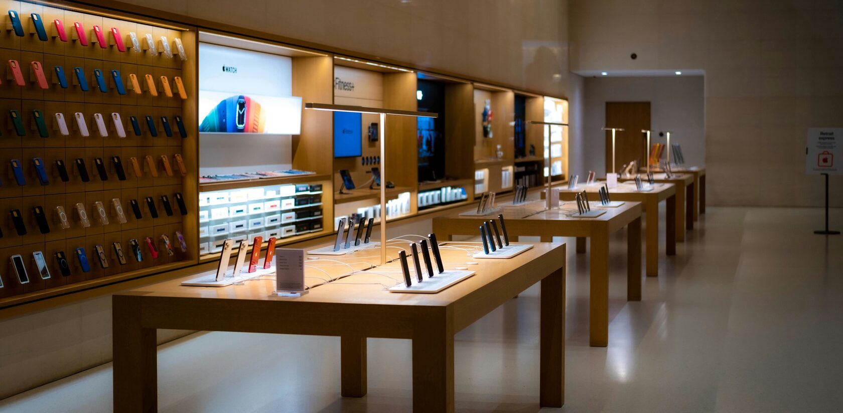 Торговое оборудование для магазинов электроники в Калининграде