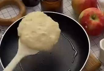 Приготовление яблочных оладий на кефире с корицей: шаг 3