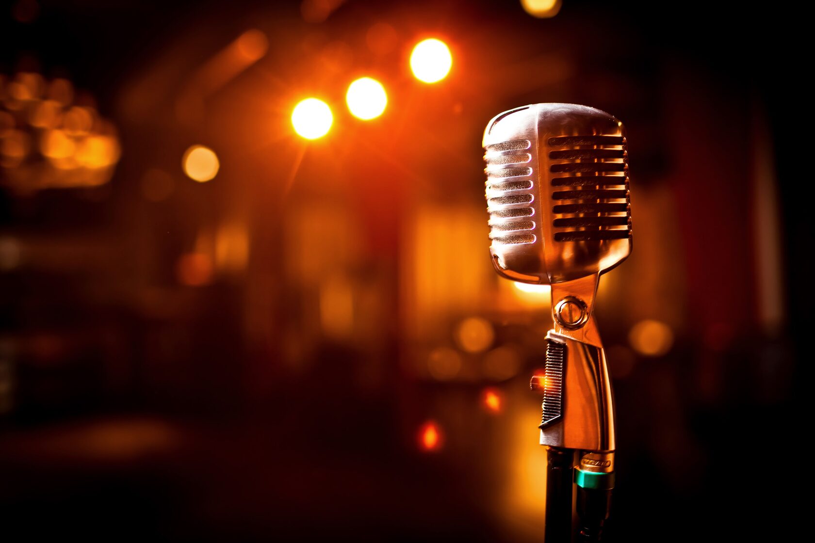 Караоке-зал с золотой неоновой вывеской Karaoke