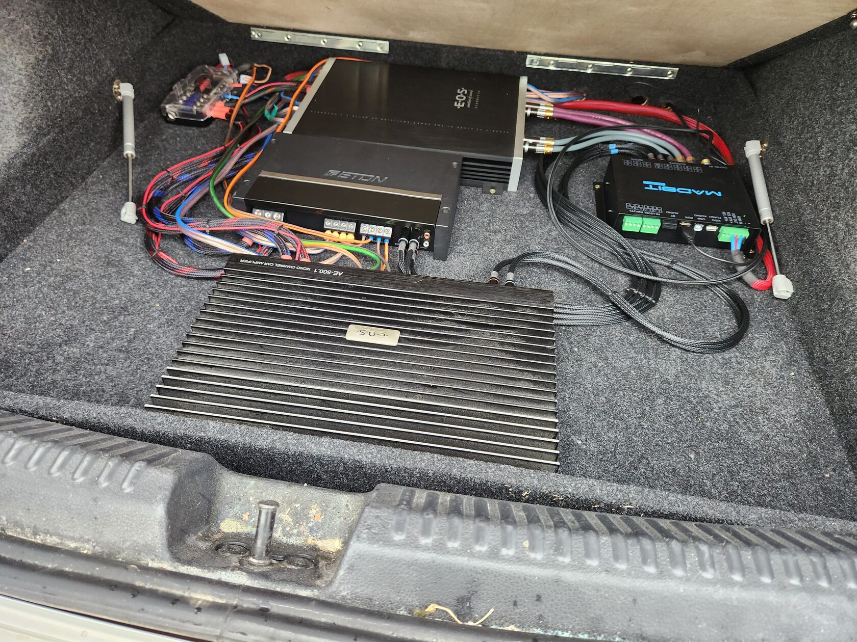 установка усилителей Volkswagen Polo 5