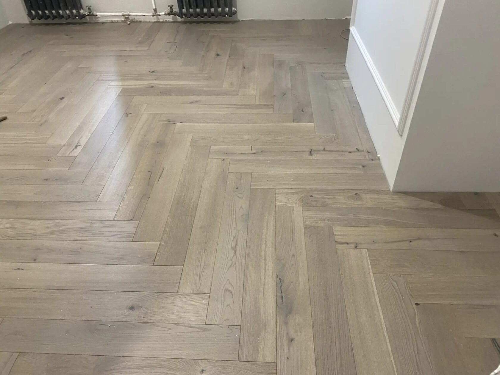 Укладка Инженерная доска Legend Дуб Белый кофе в укладке английская елка на готовом объекте