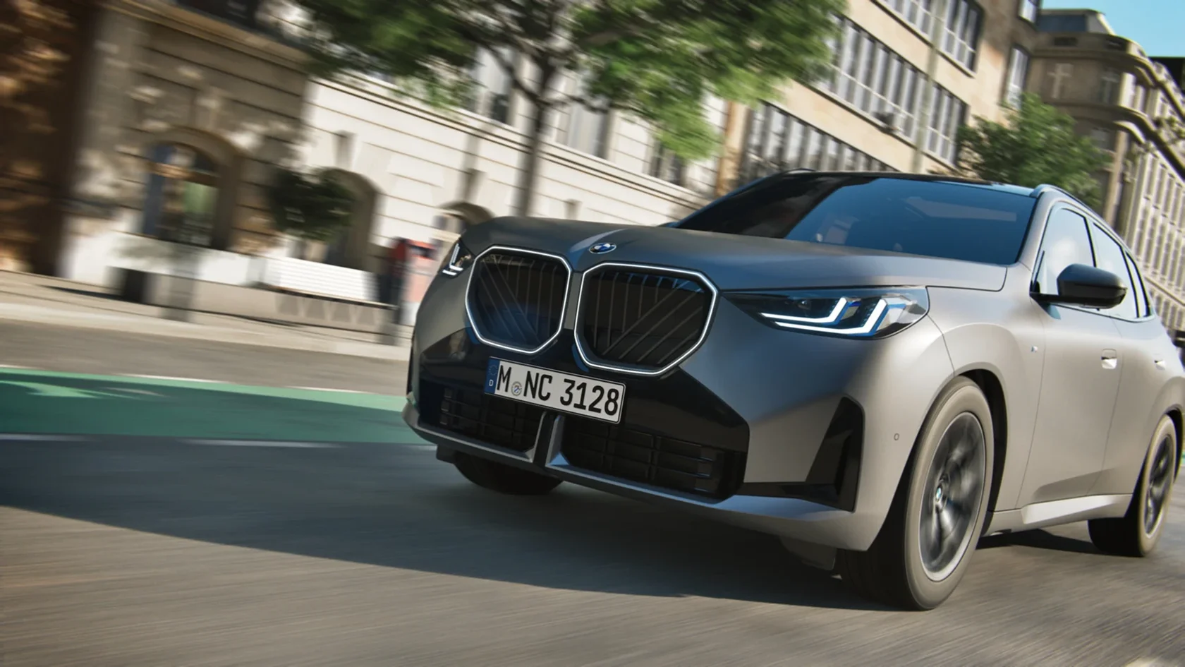 BMW X3 в движении по городской улице
