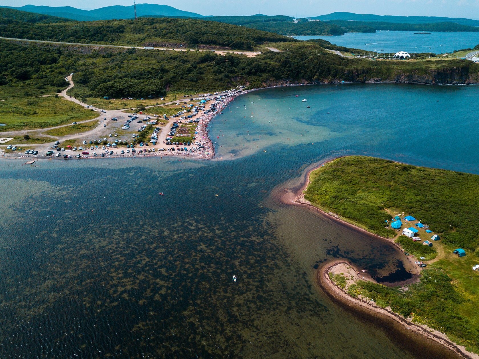 Владивосток море остров русский. Мыс Ахлестышева. Остров русский Владивосток. Остров русский Владивосток пляжи. Бухта Ахлестышева.