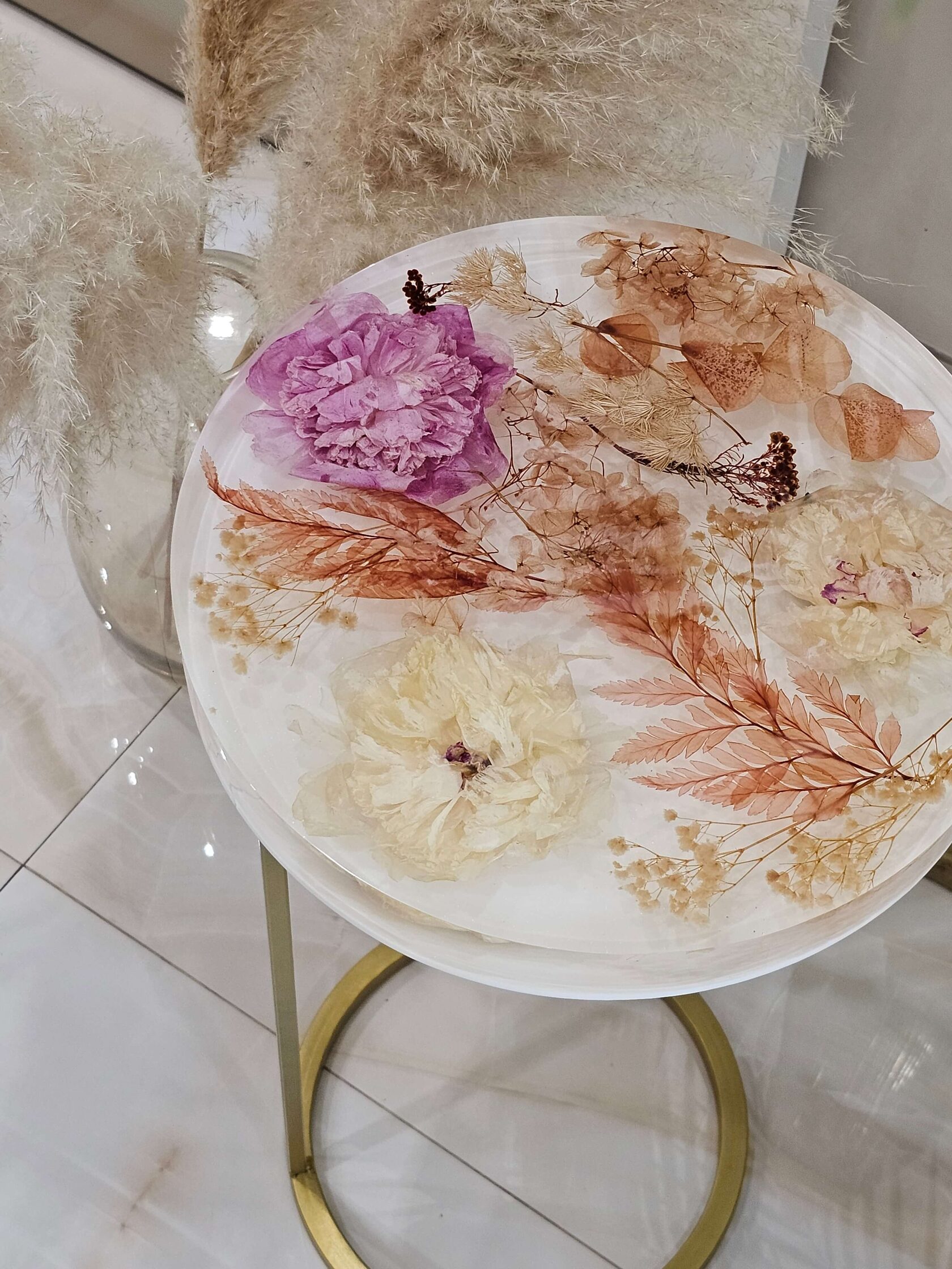 Журнальный стол из эпоксидной смолы ближний план