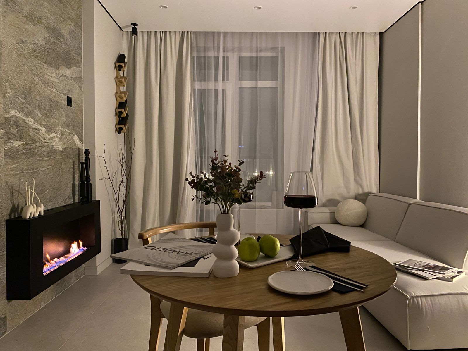 alt: Ремонт и отделка гостиной с декоративной покраской стен title: Современный косметический ремонт квартиры в Санкт-Петербурге ремонт гостиной 