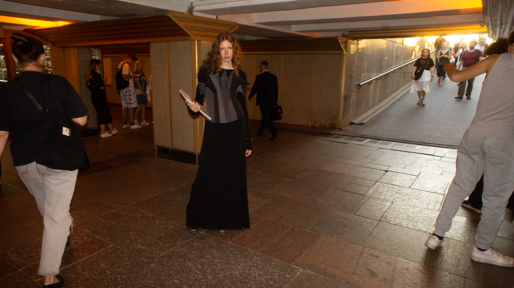 Девушка в подземном переходе Санкт-Петербурга в ассиметричном корсете