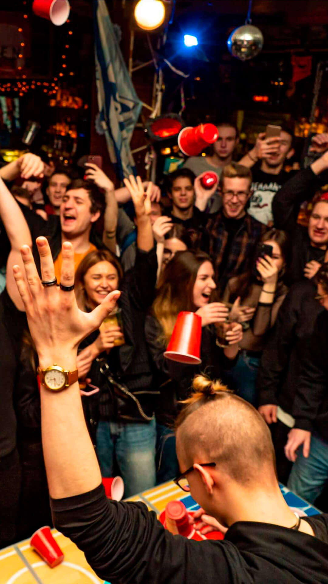 Толпа у столика Beer Pong Jam