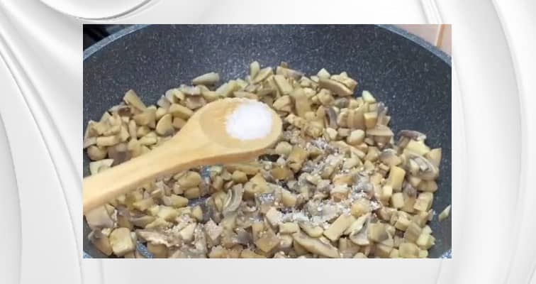 Приготовление рулета из лаваша с фаршем и грибами в духовке: шаг 4