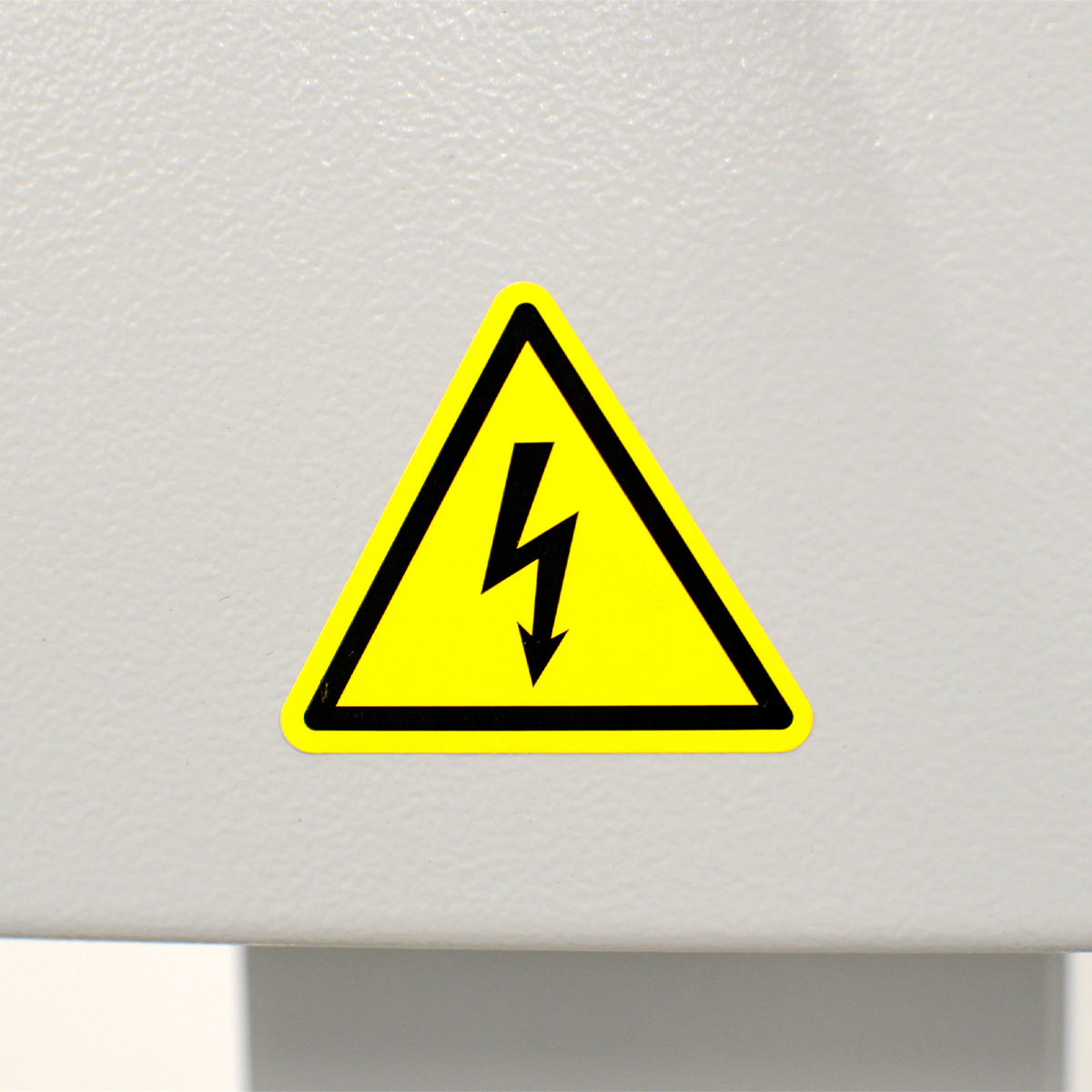 Желтый знак молния. Наклейка опасность. Знак опасность поражения электрическим током. Наклейка опасность поражения электрическим током. Знак молния.