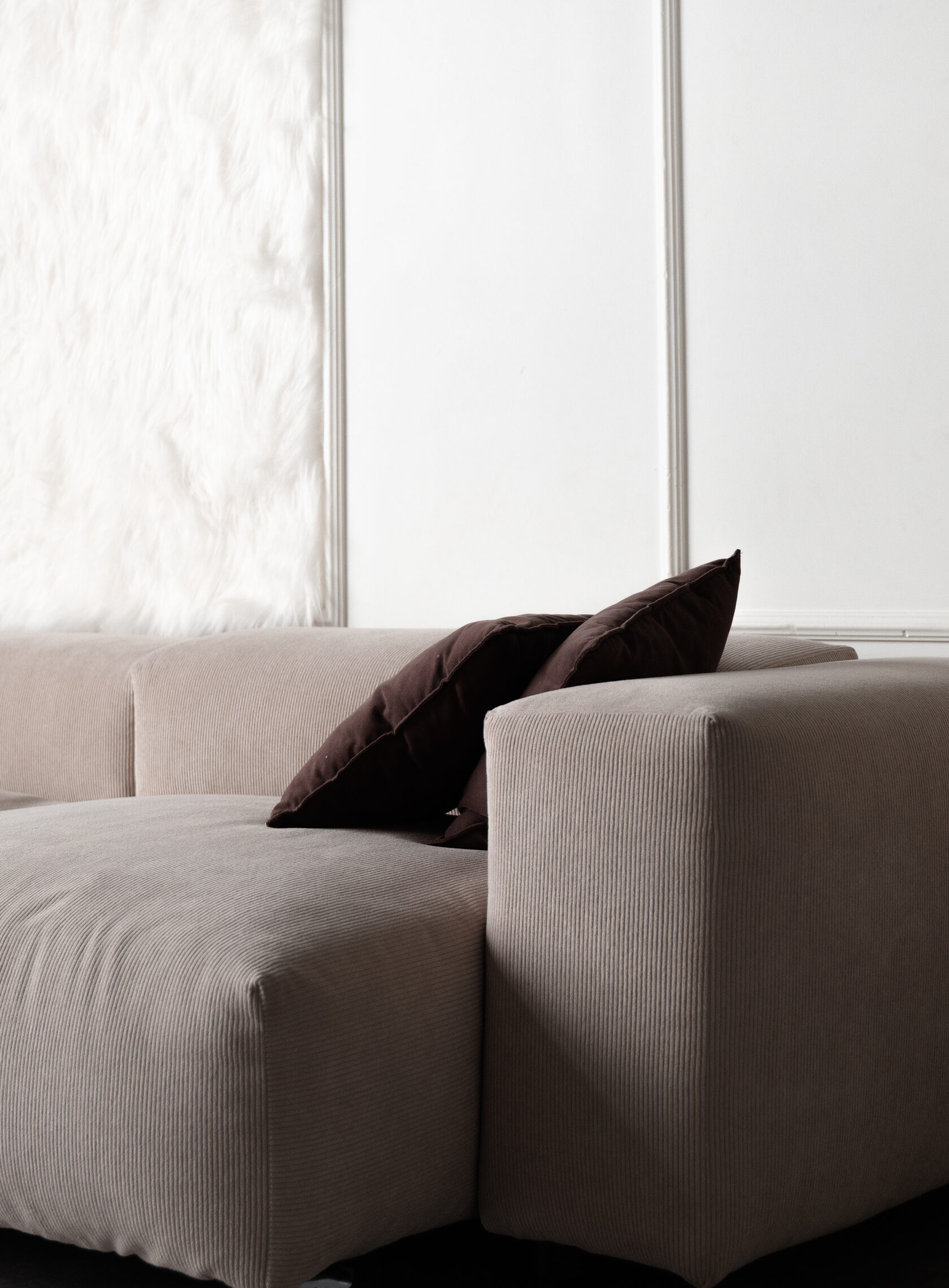 Белые элементы декора в зале CYCLORAMA в фотостудии в Липецке