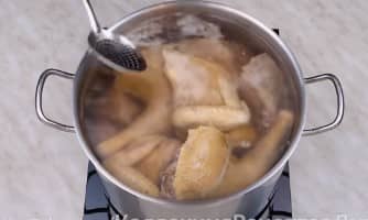 Приготовление холодца из свинины, говядины и курицы: шаг 5