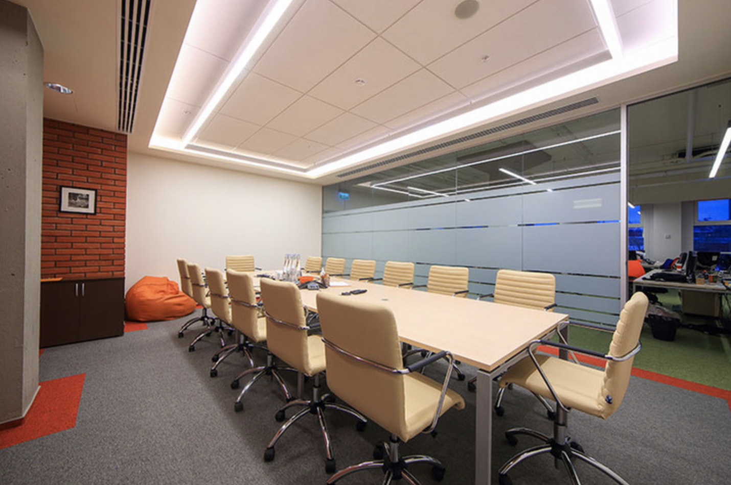 Glowbyte consulting. Glowbyte офис. glowbyte consulting офисы. отбойники для стен в офисе. glowbyte сотрудники.