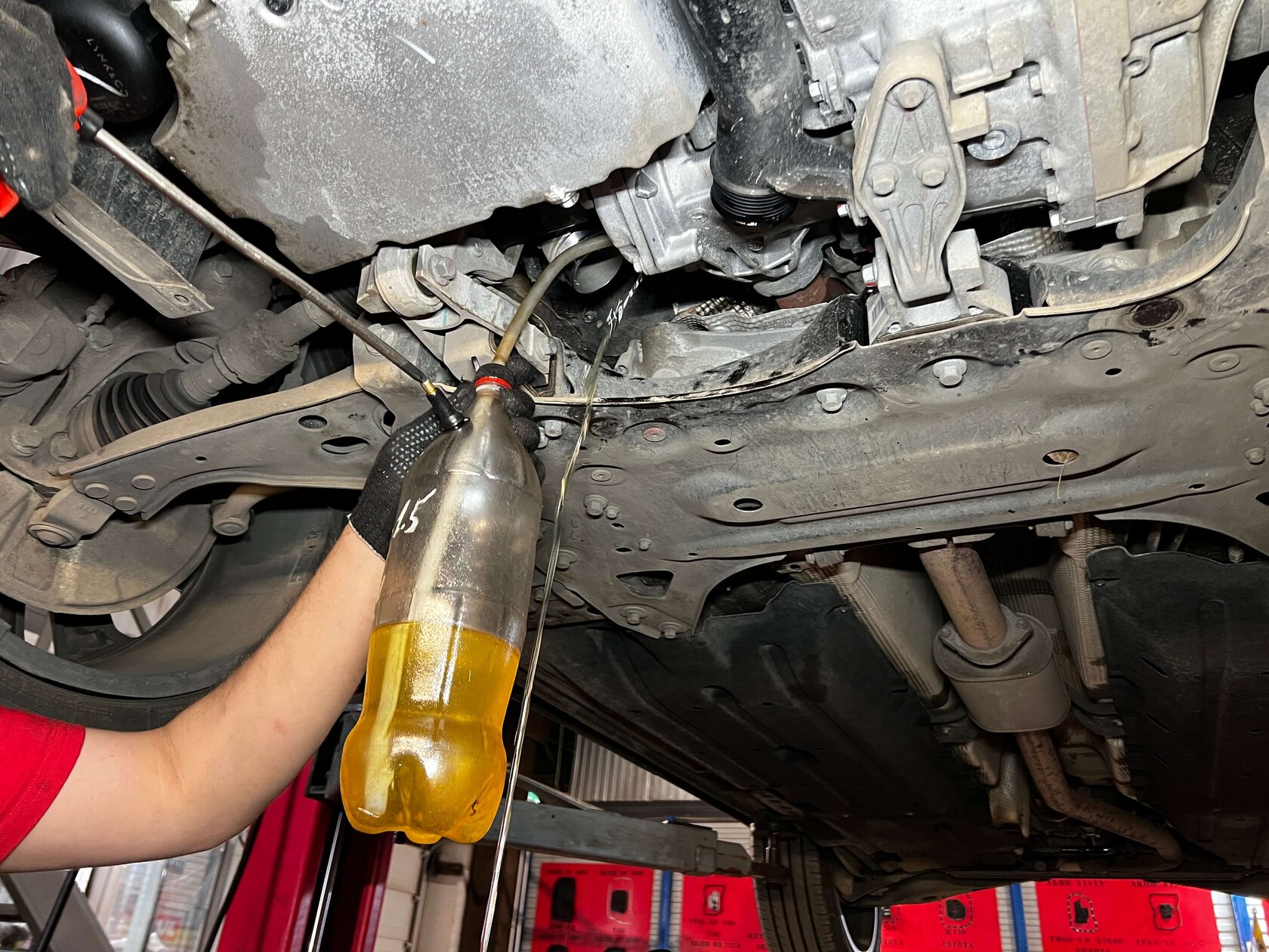 Заправляем новым маслов передний редуктор в объеме 0.5 литра масла