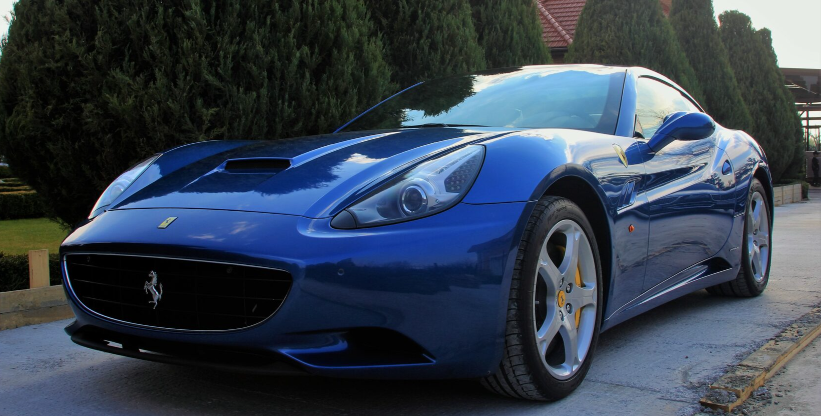 Аренда спорткаров. Машина Феррари синяя. Аренда авто Калифорния.