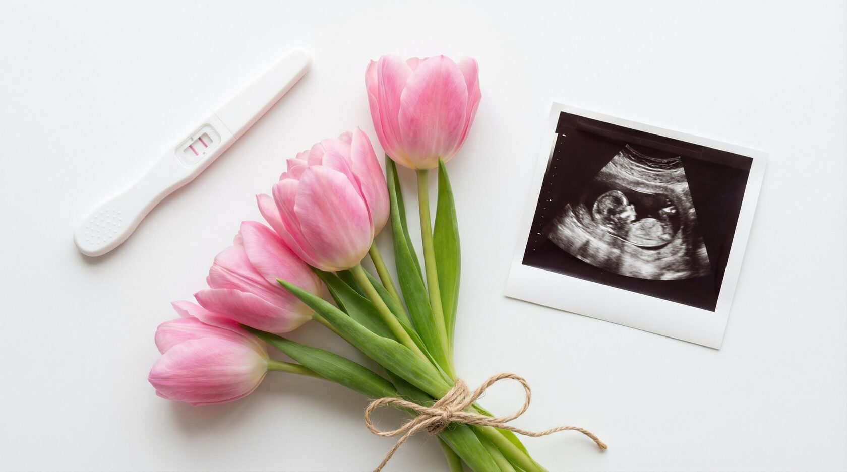 Положительный тест на беременность, букет тюльпанов и снимок УЗИ плода