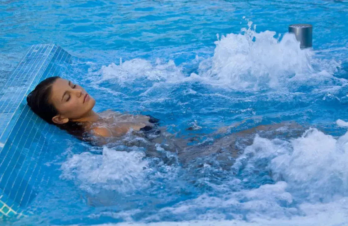 девушка в бассейне