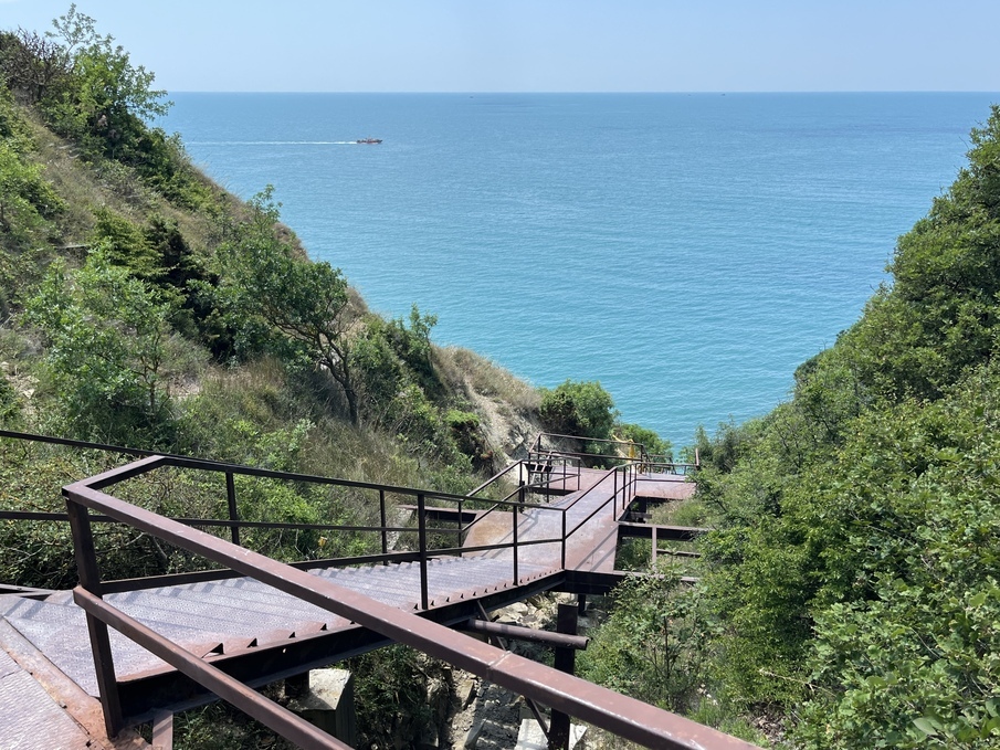 Вода в черном море широкая балка. База Прибой широкая балка. База отдыха Прибой широкая балка. Феодосия турбаза Прибой.