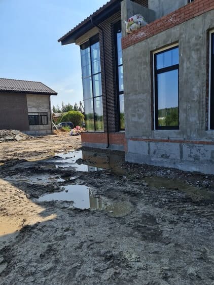 Участок перед началом работ по дренажу участка и фундамента для улучшения участка