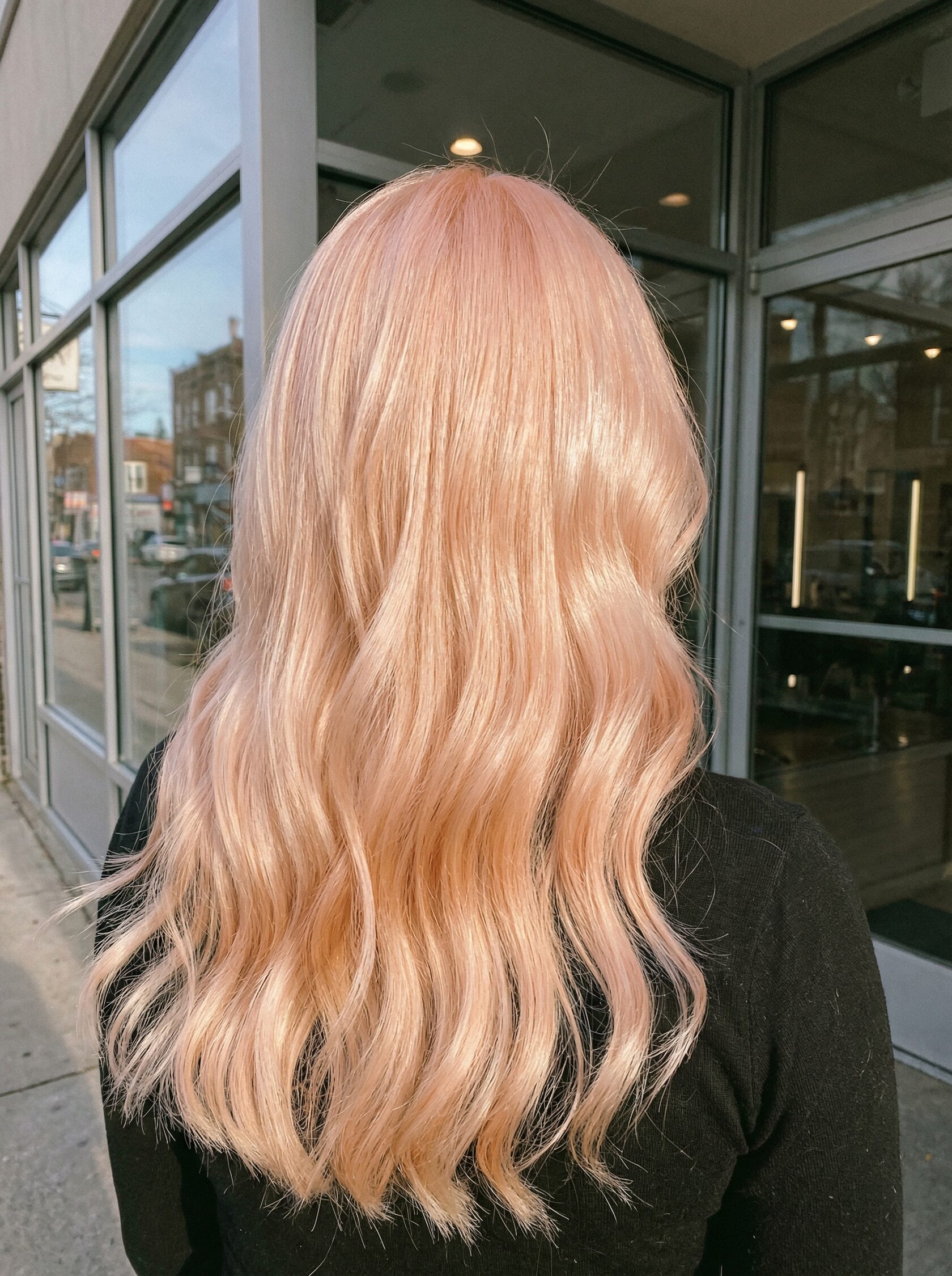 Персиковый оттенок блонда на светлых волосах