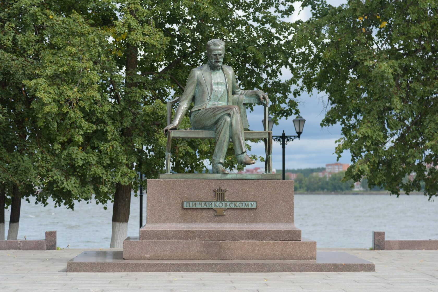 Памятник чайковскому в воткинске фото