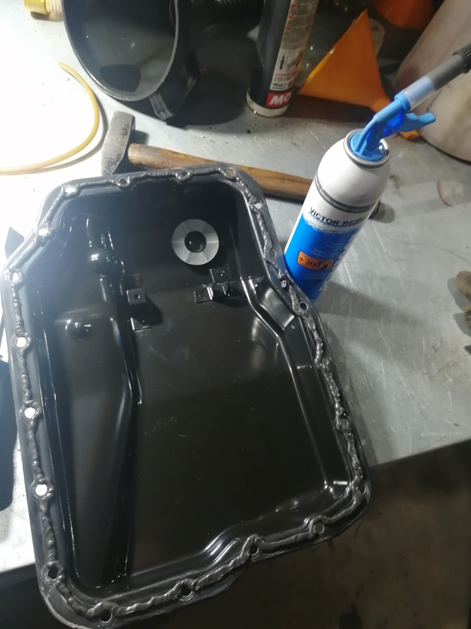 Очистка поддона и нанесение герметика